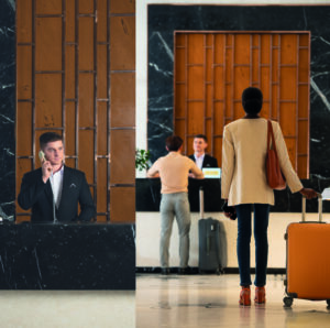 Réception d’hôtel passant de calme à animée, illustration de la progression du nombre de clients et de la performance d’un établissement CHR.