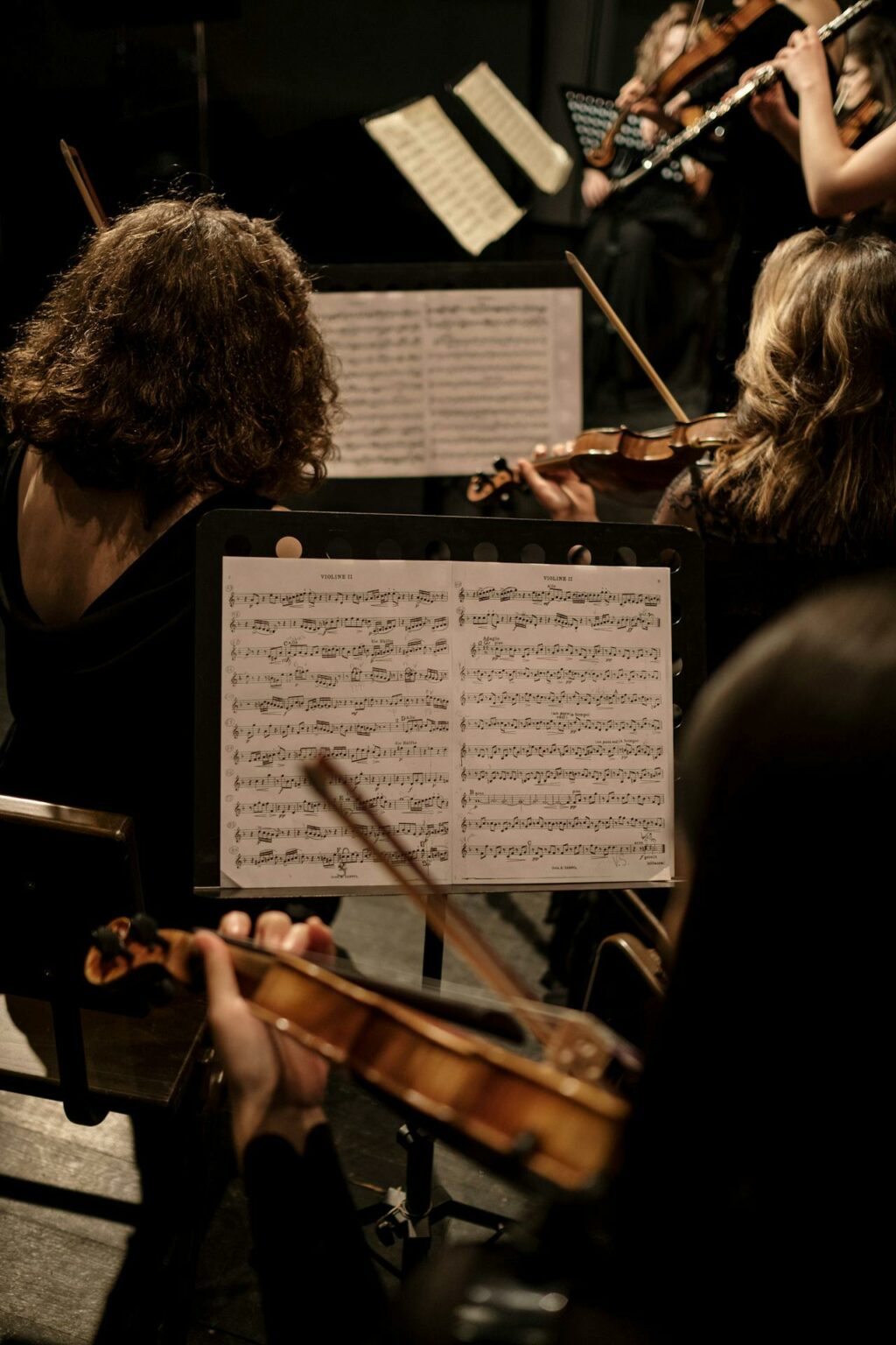 Un orchestre philharmonique jouant en parfaite harmonie, métaphore de l’efficience d’un dirigeant qui coordonne son entreprise comme un chef d’orchest