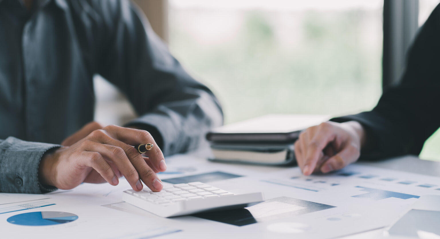 dirigeant de petite entreprise en discussion avec ses collaborateurs, illustrant l’engagement RSE des TPE et PME