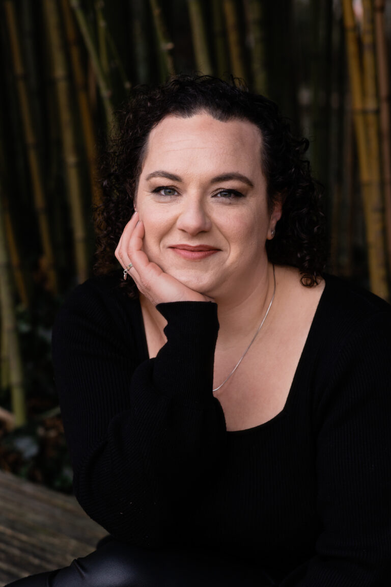 Portrait de la fondatrice, en arrière-plan, représentant la performance, l’humain et la durabilité comme leviers de réussite